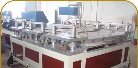 เครื่องอัดขึ้นรูปพลาสติกแบบสกรูคู่สายการผลิต WPC บอร์ด